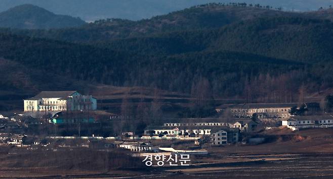 경기도 파주 오두산통일전망대에서 바라본 황해북도 개풍군 마을 일대. 조태형 기자