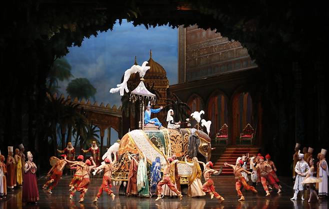 A scene from Universal Ballet's production of "La Bayadere" (Universal Ballet)