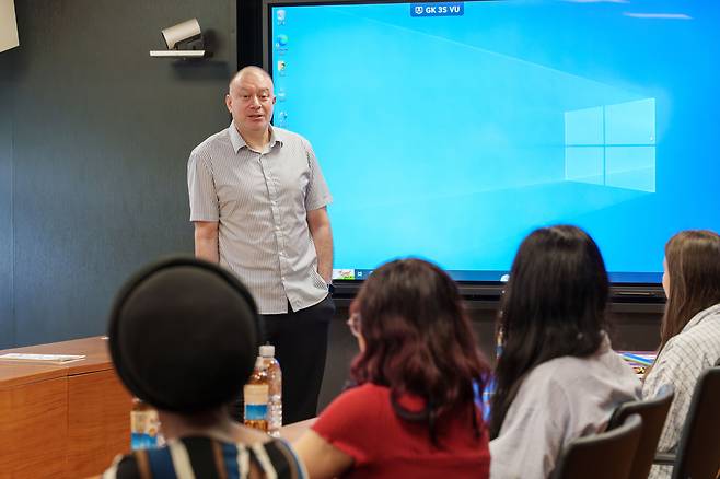 Seoul Institute of the Arts President Yoo Tay-guhn talk to international students participating in the campus tour [SEOUL INSTITUTE OF THE ARTS]