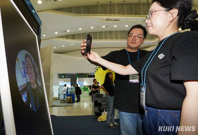 27일 서울 중구 동대문디자인플라자 아트홀에서 열린 '코리아 핀테크 위크 2024'에서 토스 비바퍼플리카 관계자들이 '얼굴인증 암표 방지 서비스'를 시연하고 있다.