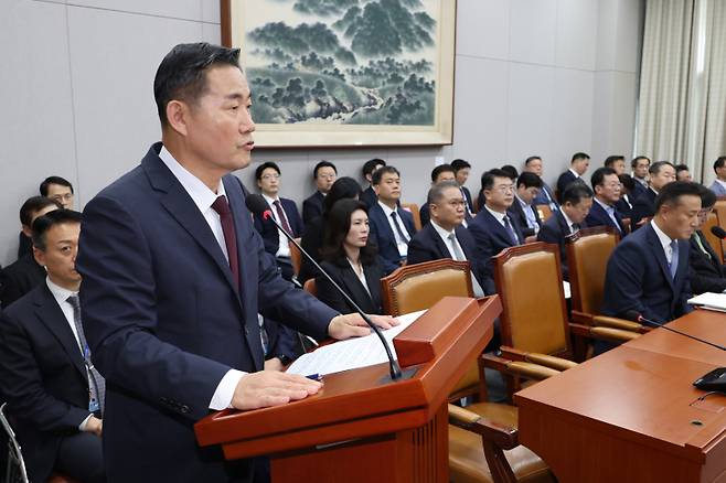 신원식 국가안보실장이 27일 오후 서울 여의도 국회에서 열린 운영위원회 전체회의에서 업무보고를 하고 있다. 연합뉴스