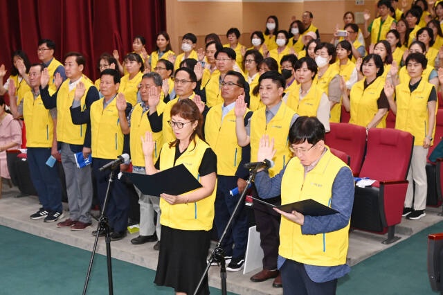 지난해 8월 새빛돌보미 발대식에서 새빛돌보미들이 선서를 하고 있다. 수원특례시 제공