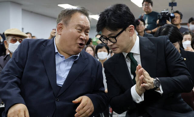 국민의힘 한동훈 대표(오른쪽)와 이상민 대전시당위원장이 27일 오후 대전시 동구 삼성동 국민의힘 대전시당에서 열린 새 청사 개소식에 참석해 대화하고 있다. 연합뉴스