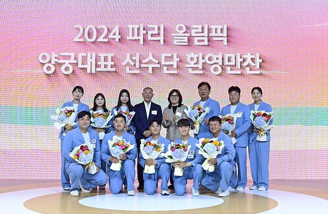 27일 서울 광진구 그랜드 워커힐 서울에서 '2024 파리올림픽 양궁 대표 선수단 환영 만찬'이 열렸다. 이날 만찬장에서 임시현·전훈영·남수현 선수, 정의선 현대차그룹 회장, 장미란 문화체육관광부 차관, 홍승진 총감독, 양창훈 감독, 김문정 코치, 박성수 감독, 김제덕·이우석·김우진 선수, 임동현 코치(뒷줄 왼쪽부터 시계 방향) 등이 기념촬영을 하고 있다.  대한양궁협회