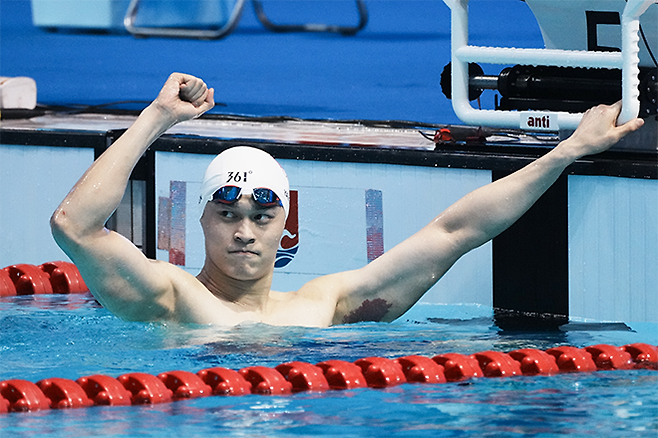 쑨양이 2024 중국하계수영선수권대회 남자 자유형 400m 우승 후 기뻐하고 있다. 사진=Xinhua=연합뉴스 제공