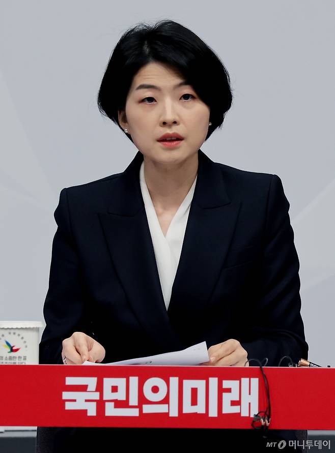 [고양=뉴시스] 김진아 기자 = 한지아 국민의미래 후보가 4일 경기 고양시  MBC 일산 드림센터에서 열린 제22대 비례대표 국회의원선거 후보자 토론회에 앞서 토론 준비를 하고 있다. 2024.04.04. bluesoda@newsis.com /사진=김진아