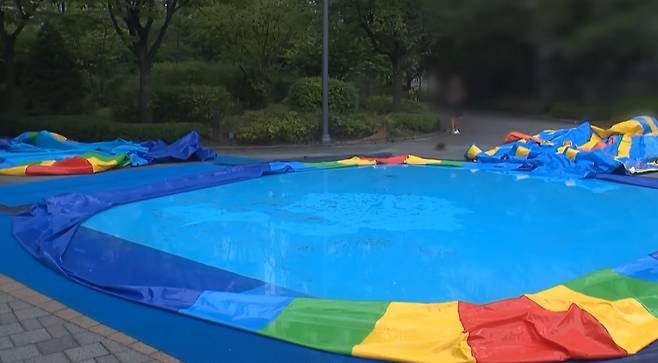 지난 25일 경기도 화성시 동탄신도시 내 한 아파트단지가 마련한 물놀이 시설에서 8살 여아가 심정지로 발견돼 병원으로 이송됐으나 숨졌다. [MBC 방송화면 캡처]