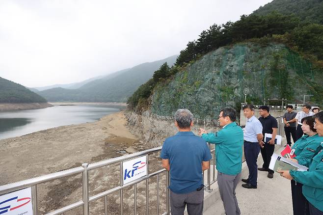 지난 26일 오봉저수지 현장을 점검하고 있는 김홍규 강릉시장. 강릉시 제공