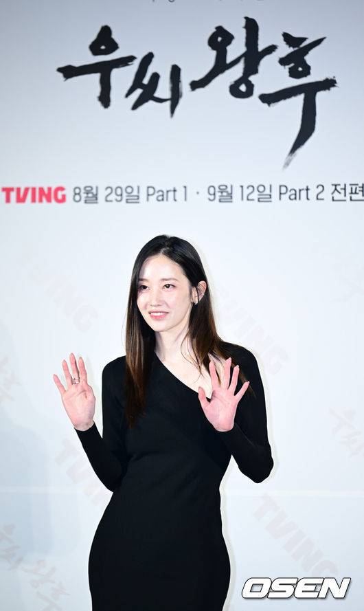 [OSEN=김성락 기자] 27일 오후 서울 서울 용산구 한강대로 CGV 용산아이파크몰에서 티빙 오리지널 시리즈 ‘우씨왕후’의 제작발표회가 열렸다. 드라마 ‘우씨왕후’는 갑작스러운 왕의 죽음으로 왕위를 노리는 왕자들과 권력을 잡으려는 다섯 부족의 표적이 된 우씨왕후가 24시간 안에 새로운 왕을 세우기 위해 고군분투하는 추격 액션 사극이다. 배우 전종서가 포토타임을 갖고 있다. 2024.08.27 /ksl0919@osen.co.kr