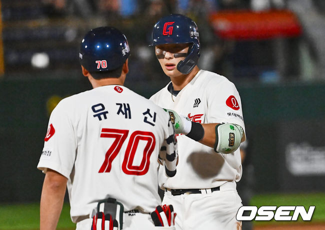 [OSEN=부산, 이석우 기자] 27일 부산 사직야구장에서 2024 신한 SOL 뱅크 KBO 리그 롯데 자이언츠와 한화 이글스의 경기가 열렸다. 홈팀 롯데는 박세웅이 선발 출전하고 한화 이글스는 문동주가 선발 출전했다.롯데 자이언츠 윤동희가 8회말 2사 1,2루 우중간 역전 1타점 안타를 치고 세리머니를 하고 있다. 2024.08.27 / foto0307@osen.co.kr