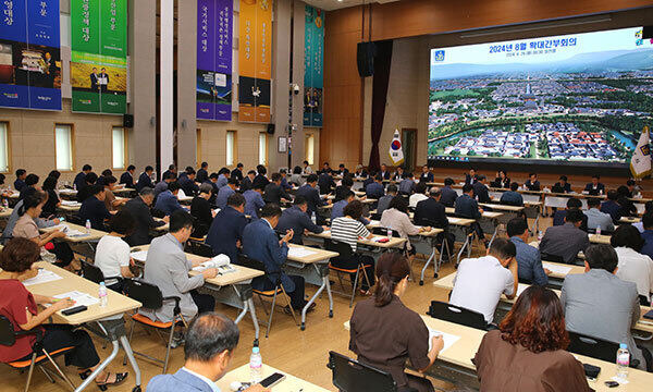 주낙영 시장은 26일 시청 알천홀에서 8월 확대간부 회의를 주재하고 있다. 경주시 제공