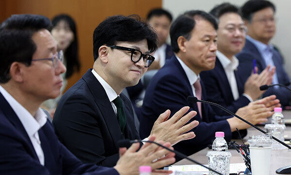 국민의힘 한동훈 대표가 27일 오전 서울 영등포구 한국거래소에서 열린 자본시장 관계자와의 현장간담회에서 참석자 소개에 박수를 치고 있다. 연합뉴스