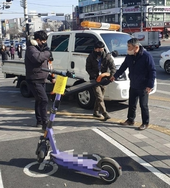 무단 방치한 공유 킥보드를 강제 견인하고 있다. 서울신문DB