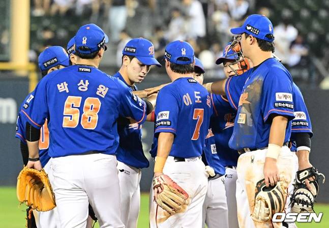 한화 선수단이 25일 두산전 승리 후 세리머니를 하고 있다.