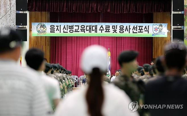 육군 12사단 신병교육대 수료식 (인제=연합뉴스) 지난 6월 19일 오전 강원 인제군 인제읍 남북리 인제체육관에서 육군 12사단 신병교육대대 수료식이 진행되고 있다. 이날 체육관 입구에는 최근 군기훈련(얼차려)을 받다가 쓰러져 숨진 훈련병을 추모하는 공간이 마련됐다. [연합뉴스 자료사진]