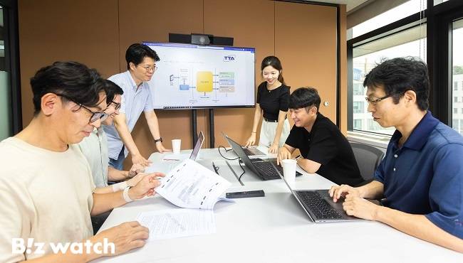 통신3사 관계자들이 네트워크 오픈 API 표준화를 위해 논의하고 있다./사진=SK텔레콤