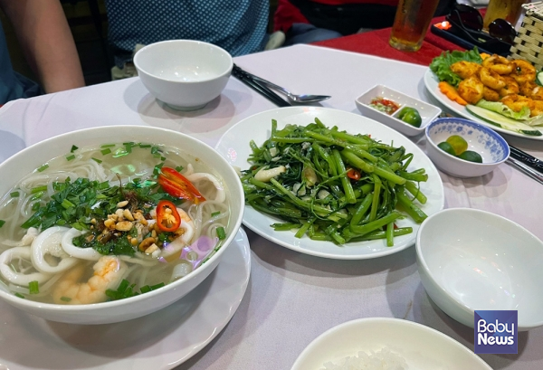 호이안에서는 베트남 현지음식을 저렴한 가격으로 맛볼 수 있다. 소장섭 기자 ⓒ베이비뉴스