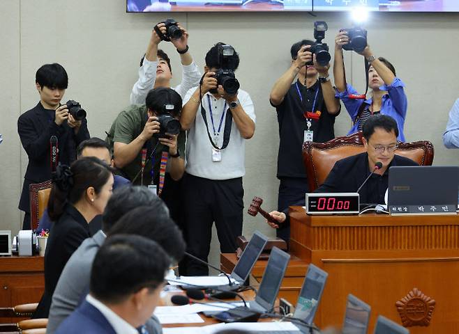 28일 국회 보건복지위원회 전체회의에서 박주민 위원장이 간호법 제정안 의결과 관련해 의사봉을 두드리고 있다. (사진=연합뉴스)