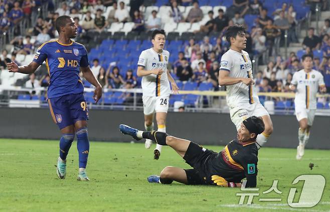 28일 오후 울산 문수축구경기장에서 열린 프로축구 '2024 하나은행 코리아컵' 4강 2차전 울산 HD와 광주 FC의 경기에서 울산 마테우스가 골을 넣고 있다. 2024.8.28/뉴스1 ⓒ News1 조민주 기자