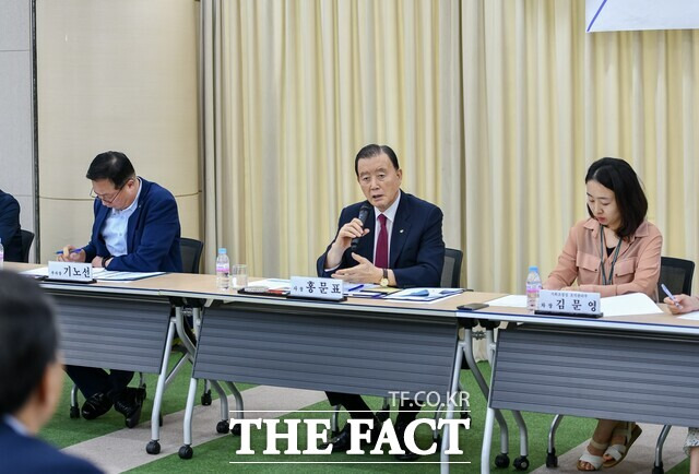 홍문표 한국농수산식품유통공사 사장이 28일 aT 비전추진단 간담회 주재하고 있다. / 한국농수산식품유통공사