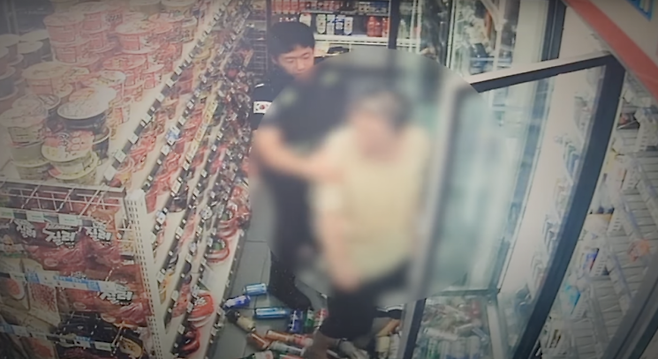 지난 4일 오전 7시50분께 서울 도봉구의 한 편의점에서 술에 취한 50대 남성이 난동을 부리는 모습.[사진출처=경찰청 유튜브]