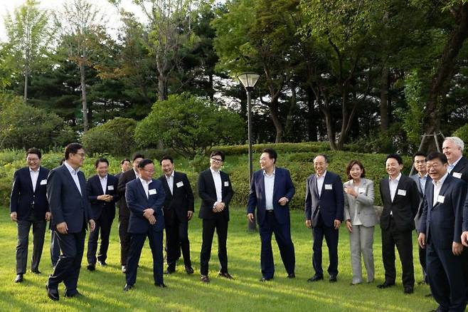 윤석열 대통령이 지난달 24일 서울 용산 대통령실 앞 파인그라스에서 열린 국민의힘 신임 지도부 및 당 대표 후보 출마자들과의 만찬에서 한동훈 대표, 추경호 원내대표, 김재원 최고위원, 나경원 의원 등과 웃으며 대화하고 있다. [이미지출처=연합뉴스]