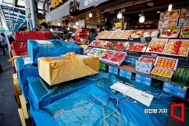 지난해 추석을 앞두고 서울 동대문구 청량리종합시장에 선물용 과일상자가 쌓여 있다. 사진=강진형 기자aymsdream@