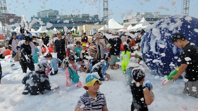 마지막 날인 25일에 진행한 거북섬 물총대첩이 가족 단위 방문객에게 큰 인기를 끌었다. 대형 에어바운스와 관광객 위한 그늘막 트레스존 또한 관광객들에게 좋은 반응을 얻었다. [사진제공 = 한국축제문화진흥협회]