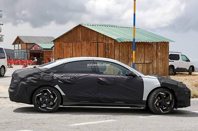 사진 : 현대차 아이오닉 6 페이스리프트 테스트카 (출처=Autoevolution)