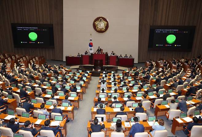 ‘전세사기 피해자 지원 및 주거안정에 관한 특별법’ 개정안이 28일 국회 본회의를 통과했다. 전세사기 특별법 개정안은 전세사기 피해자의 주거안정 지원 강화라는 공감대를 가지고 여야와 정부가 합의를 이룬 첫 성과라는 평가를 받는다.ⓒ뉴시스