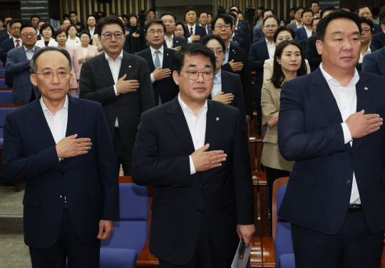 추경호(왼쪽) 국민의힘 원내대표가 28일 국회에서 열린 의원총회에서 국기에 경례하고 있다. [연합뉴스 제공]