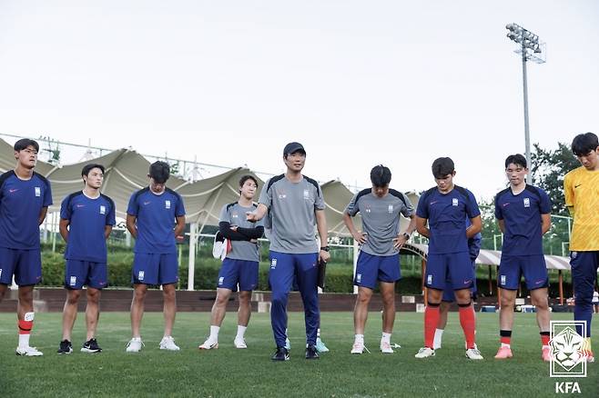 이창원 감독과 U19 대표팀. 대한축구협회 제공