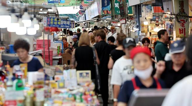 28일 서울의 한 전통시장이 시민들로 북적이고 있다.(ⓒ뉴스1, 무단 전재-재배포 금지)