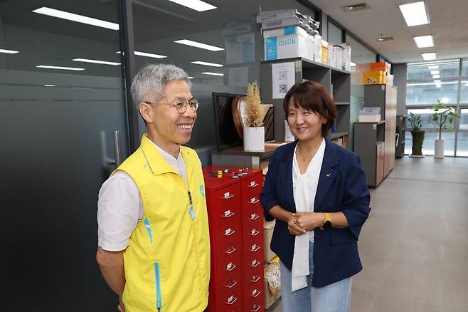 권영국 정의당 대표와 이은주 정무실장(전 의원)이 20일 오전 새 당사로 입주한 서울 구로구 디지털단지 내 한 건물 중앙당사에서 한겨레와 인터뷰하고 있다. 김봉규 선임기자 bong9@hani.co.kr
