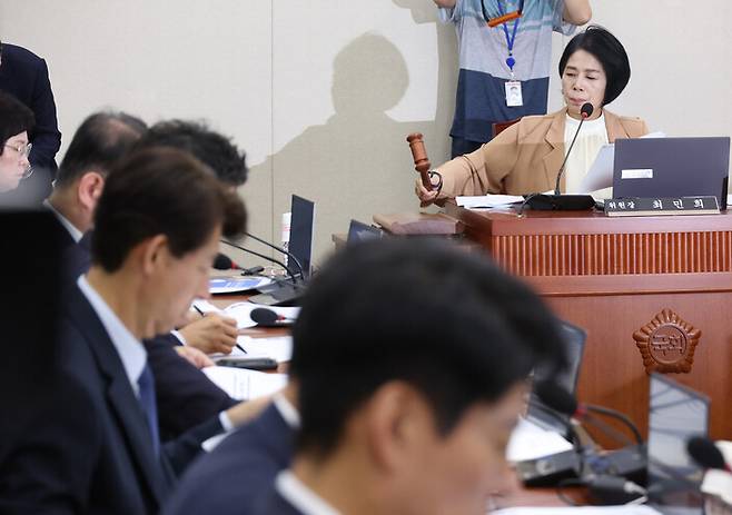 최민희 국회 과학기술정보방송통신위원장이 28일 국회에서 열린 전체회의에서 의사봉을 두드리고 있다. 연합뉴스