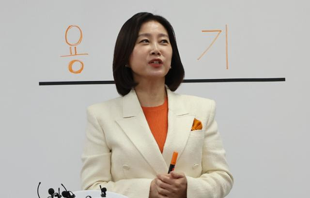 허은아 개혁신당 대표가 지난 26일 국회에서 열린 취임 100일 기자회견에서 "개혁은 용기입니다"라고 벽면에 쓴 후 소회와 계획을 밝히고 있다. 연합뉴스