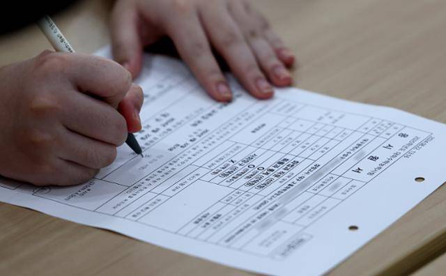 2025학년도 대학수학능력시험 원서 접수가 시작된 지난 22일 대구 수성구 대구시교육청에서 한 응시생이 원서를 작성하고 있다. 대구=뉴시스