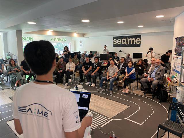 폭스바겐코리아의 ‘SEA:ME’ 프로그램에 참가한 대학생이 발표를 하고 있다.