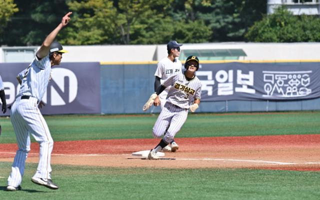 경기상업고 이도훈이 28일 서울 목동구장에서 열린 제52회 봉황대기 전국고교야구대회 강릉고와 8강전에서 3회초 한지윤의 안타로 3루를 돌아 홈으로 뛰어가고 있다. 최주연 기자