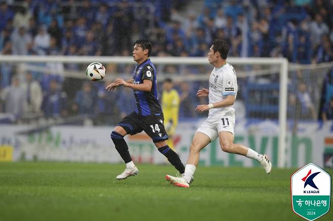 최우진(왼쪽). 사진=프로축구연맹