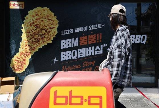 지난 6월 서울의 한 BBQ매장 앞 모습.   BBQ는 지난 26일부터 자사 앱 주문시 배달비를 최대 4000원까지 지원하는 행사를 진행한다. 사진 연합뉴스