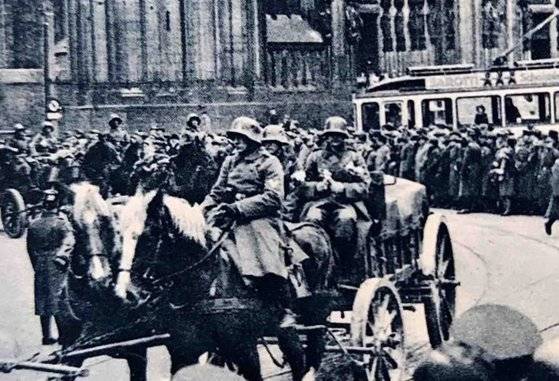 1936년 3월 7일 라인란트에 진입한 독일군. 이는 히틀러가 집권 후 처음 벌인 군사 도발 행위였다. 세계는 히틀러에 의한 새로운 전쟁이 눈앞에 다가왔다고 생각하게 되었다.
