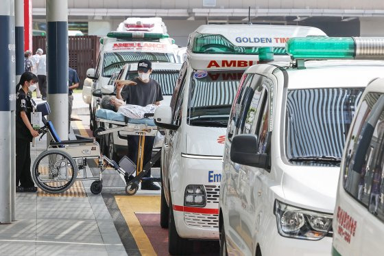 의정갈등 장기화와 신종 코로나바이러스 감염증(코로나19) 재확산 여파로 '응급실 뺑뺑이' 현상이 벌어지고 있는 지난 20일 서울의 한 대학병원에서 구급차량이 응급 환자들을 실어 나르고 있다. 뉴스1