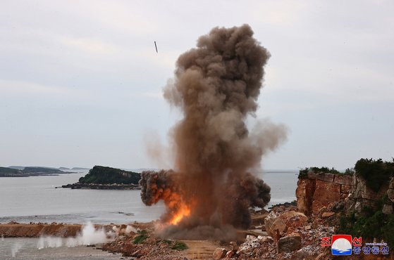 김정은 북한 국무위원장이 지난 27일 제2경제위원회 산하 국방공업기업소들이 생산한 240㎜ 방사포무기체계의 검수시험사격을 참관했다고 조선중앙통신이 28일 보도했다. 연합뉴스