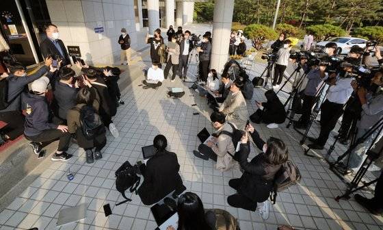 지난 2022년 10월 1심 선고 당시 계곡 살인' 사건 피해자 윤모 씨의 매형 A씨가 기자들에게 입장을 밝히고 있다. 뉴스1