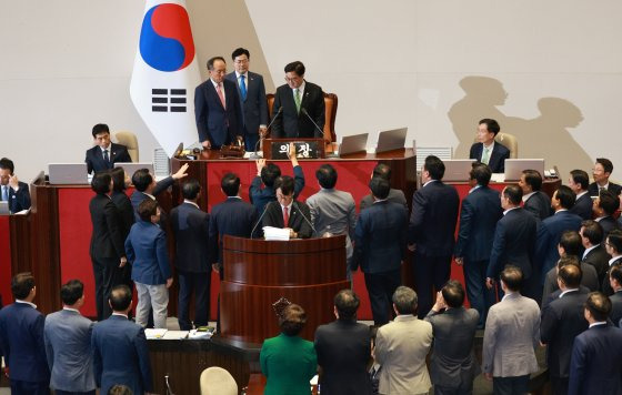 지난달 4일 오후 서울 여의도 국회에서 열린 본회의에서 국민의힘 의원들이 무제한토론(필리버스터) 24시간 경과 후 중단을 요구한 우원식 국회의장에게 항의하고 있다. 연합뉴스