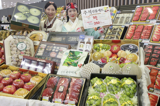 Models display gift sets for the Chuseok harvest festival holiday at a Hanaro Mart in Seocho District, southern Seoul on Wednesday. [YONHAP]