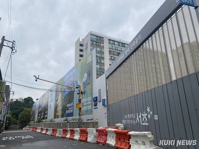 오티에르가 적용될 신동아 아파트 재건축 현장. 나무 뒤로 ‘방배서리풀e편한세상’ 단지가 보인다. 사진=송금종 기자&nbsp;