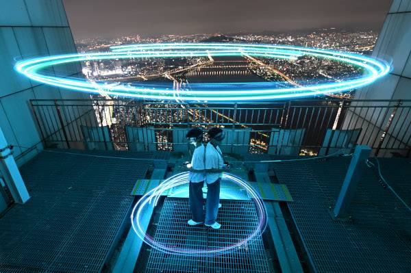 김경모 촬영감독과 최원균군이 지난 18일 서울 송파구 롯데월드타워 옥상에 올라 FPV(1인칭 시점) 드론을 조종하고 있다. FPV 드론에 장착한 LED 조명이 드론의 궤적을 보여준다. 야간 드론비행은 허가를 받아야 가능하다. 지난 6월부터 서울지방항공청, 국방부, 송파구청 등과 조율해 약 두 달 만에 허가를 받았다.