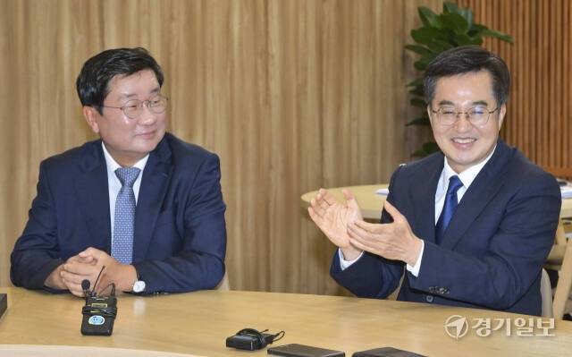 김동연 경기도지사가 지난 26일 오후 경기도청 집무실에서 전해철 전 의원에게 2기 도정자문위원회 위원장으로 위촉했다. 김동연 도지사와 전해철 전 의원이 대화를 나누고 있다. 경기일보DB